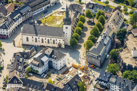 Aerial view, Stiftsplatz with St. Walburga catholic church, behind car park Stiftsplatz with