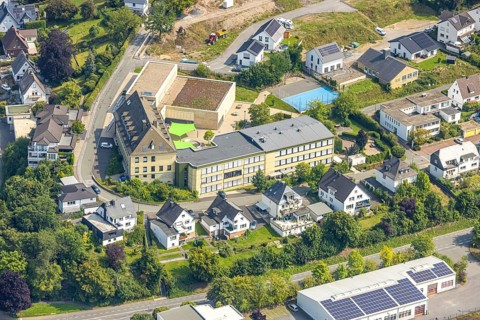 Aerial view, St. Walburga-Realschule with green awnings, construction site An Klocken Kapelle,