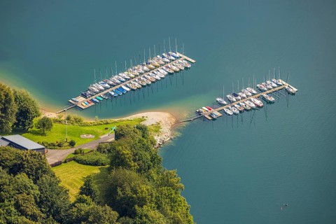 Aerial view, boat landing stage on the Hennesee, Segel-Club Hennesee e.V. Meschede, Berghauser