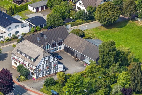 Aerial photo, Hubert Kenter Gasthof Zur Post, half-timbered house with colourful flower boxes,