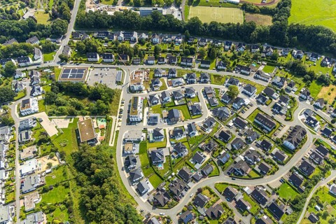 Aerial view, single-family houses residential area Ziegeleiteich, AWO Kindergarten Mobile with red