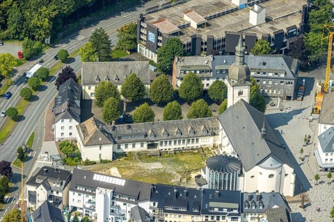 Aerial view, Stiftsplatz with St. Walburga catholic church, behind car park Stiftsplatz with