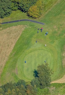 Aerial photo, golf meadow Golfclub Varmert e.V., golfer on the meadow at the hole, Elbringhausen,