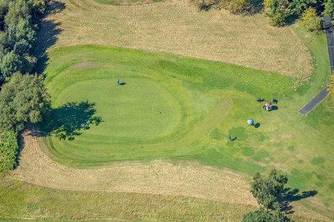Aerial photo, golf meadow Golfclub Varmert e.V., golfer on the meadow at the hole, Elbringhausen,