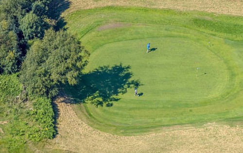 Aerial photo, golf meadow Golfclub Varmert e.V., golfer on the meadow at the hole, Elbringhausen,