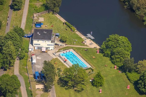 Aerial view, Steele outdoor pool of SV Steele 11, Westfalenstraße, Freisenbruch, Essen, Ruhr area,
