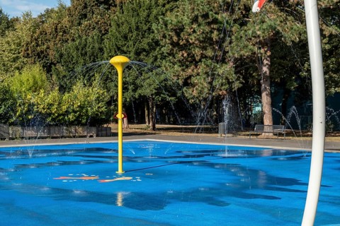 Water playground with yellow fountains, green belt, Cologne, North Rhine-Westphalia, Germany