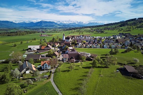 View of the village, behind the Rigi and the snow-covered Alps, Beinwil, Freiamt, Canton, Aargau,