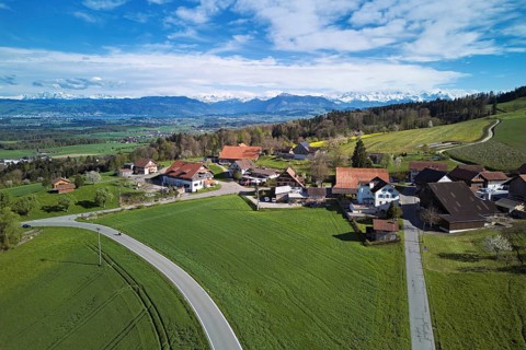 View of the hamlet of Brunnwil, behind the Rigi and the snow-covered Alps, Beinwil, Freiamt,