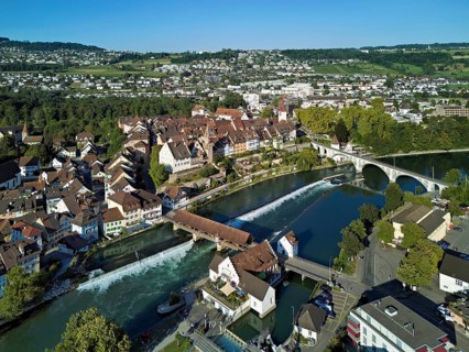 Old town with the tower of the Muri- Amthof, in the foreground the weir, the museum Reusskraftwerk