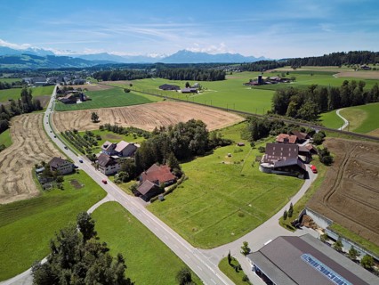 Main road leads through the hamlet of Reussegg, behind the Pilatus Sins, Freiamt, Canton, Aargau,