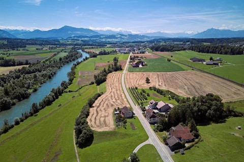 Main road leads through the hamlet of Reussegg, on the left the river Reuss, behind the Pilatus and