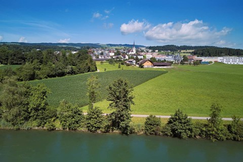 River Reuss, in the background the village with the catholic parish church Mariä Geburt, Sins,