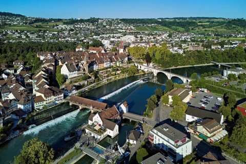 Old town with the tower of the Muri- Amthof, in the foreground the weir, the museum Reusskraftwerk