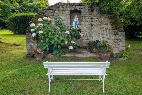 Park bench at a chapel, prayer, praying, Sutthausen, Osnabrück, Lower Saxony, Germany