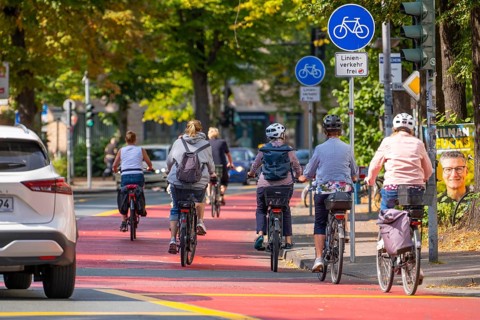 Cycle traffic in Münster, Warendorf Straße, broadly marked red asphalt as cycle path, cycle lane,
