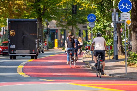 Cycle traffic in Münster, Warendorf Straße, broadly marked red asphalt as cycle path, cycle lane,