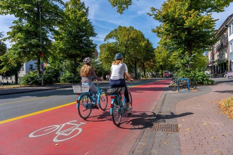 Cycle traffic in Münster, Warendorf Straße, broadly marked red asphalt as cycle path, cycle lane,