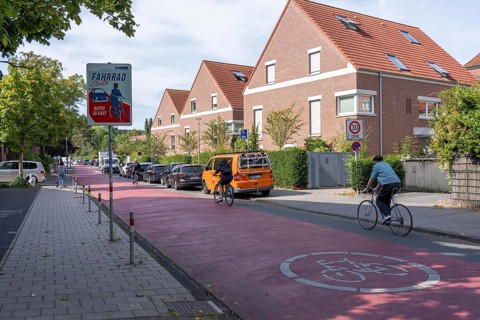 Cycling in Münster, cycle lane, Goldstraße, red asphalt and pictograms indicate to motorists that