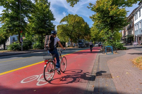 Cycle traffic in Münster, Warendorf Straße, broadly marked red asphalt as cycle path, cycle lane,