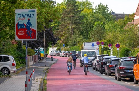 Cycling in Münster, cycle lane, Goldstraße, red asphalt and pictograms indicate to motorists that