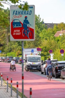 Cycling in Münster, cycle lane, Goldstraße, red asphalt and pictograms indicate to motorists that