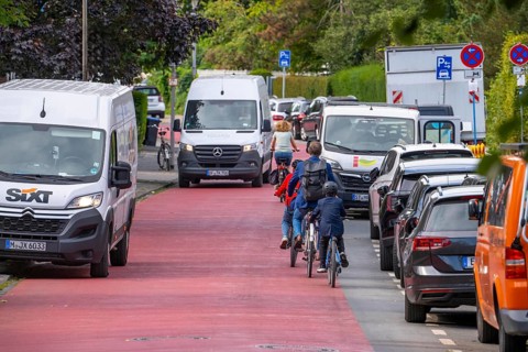 Cycling in Münster, cycle lane, Goldstraße, red asphalt and pictograms indicate to motorists that