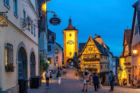 Plönlein Square with the Sieberstor and the Kobolzell Tor at dusk, Rothenburg ob der Tauber,