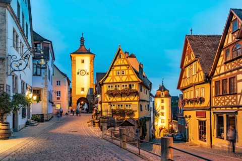 Plönlein Square with the Sieberstor and the Kobolzell Tor at dusk, Rothenburg ob der Tauber,