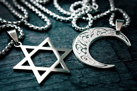 Chains with Star of David and crescent, symbolic photo of the Middle East and Gaza conflict