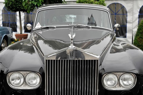 Close-up of a gleaming vintage Rolls-Royce radiating nostalgia, Retro Classics meets Baroque,
