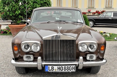 Rolls-Royce Phantom, Classic car, Brown classic Rolls-Royce in front of a yellow building, Retro