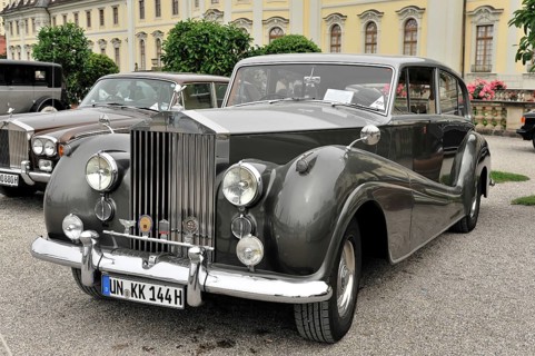 Large grey Rolls-Royce vintage car with historic and classic flair, Retro Classics meets Baroque,