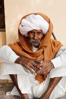 Kota, Rajasthan, North India, Asia, An elderly man in traditional clothes with a turban sits