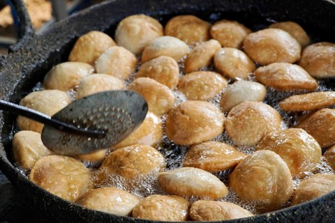Sawai Madhopur, Kota, Rajasthan, North India, Asia, Fresh pastries are deep-fried in oil in a large