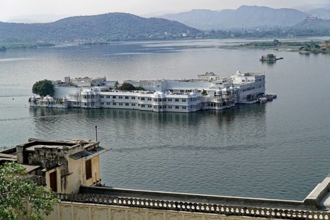 Lake Pichola overlooking Lake Palace, Udaipur, Rajasthan, India, Asia, Palace on a lake surrounded