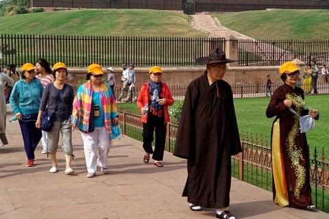 Group of tourists with yellow hats walking through a historical site, Agra, Jodhpur, Rajasthan,