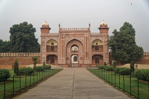 Tomb of Akbar the Great, Sikandra, Agra, Uttar Pradesh, North India, India, Asia, Symmetrical red