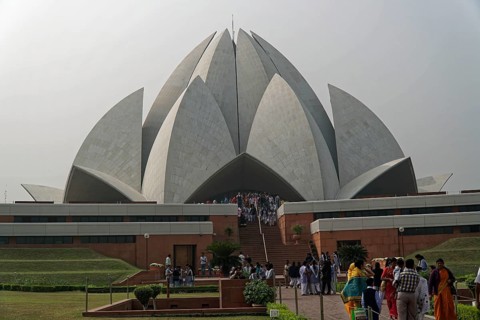 Agra, Jodhpur, Rajasthan, North India, Asia, The iconic Lotus Temple with many people walking up