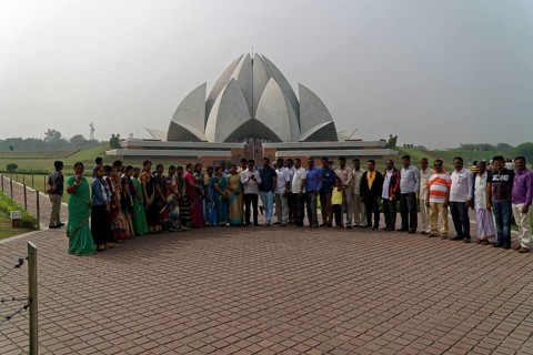 Agra, Jodhpur, Rajasthan, North India, Asia, Large group of people in front of the Lotus Temple on