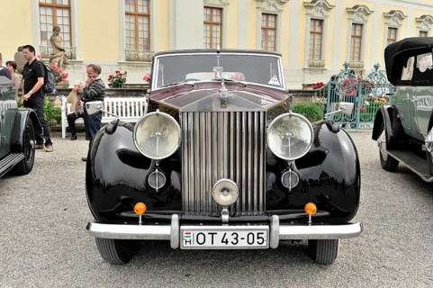 Rolls-Royce Silver Warith Muliner, built in 1947, classic car, black classic car with striking