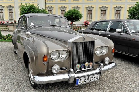 Brown vintage Rolls-Royce classic car in front of a magnificent building, Retro Classics meets