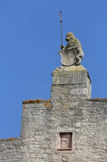 Roof figure with shield and flag on the stepped gable of the cathedral chapter palatium, lion