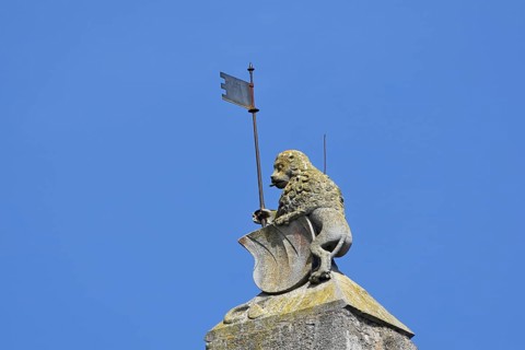 Roof figure with shield and flag on the cathedral chapter palatium, lion figure, detail, cut-out,