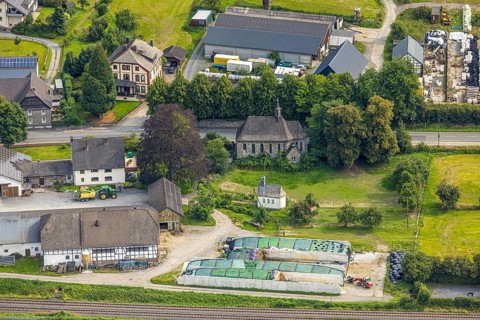 Aerial view, residential area Casparistraße and Im Ruhrbruch, railway line, small chapel and church