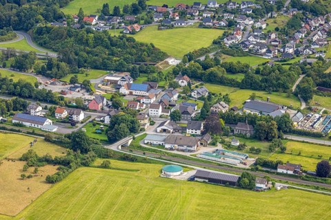 Aerial view, residential area Casparistraße and Im Ruhrbruch, railway line, small chapel and church
