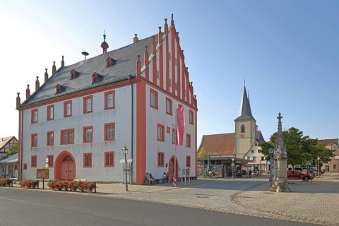 Old town hall built in 1719 with stepped gable and St Kilian's Church, market square, Haßfurt,