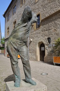 Sculpture Eavesdropper by Karl-Henning Seemann 2007, modern art, listening, hearing, listening,