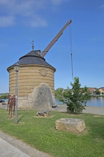 Historic old Main crane built in 1774, crane, Main riverbank, Main, Marktbreit, Lower Franconia,
