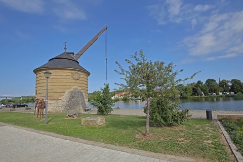 Historic old Main crane built in 1774, crane, Main riverbank, Main, Marktbreit, Lower Franconia,